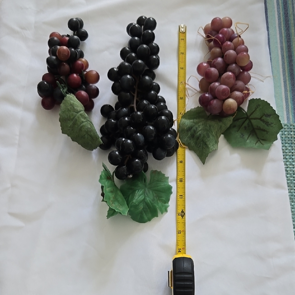 Artificial Grape Clusters with Leaves